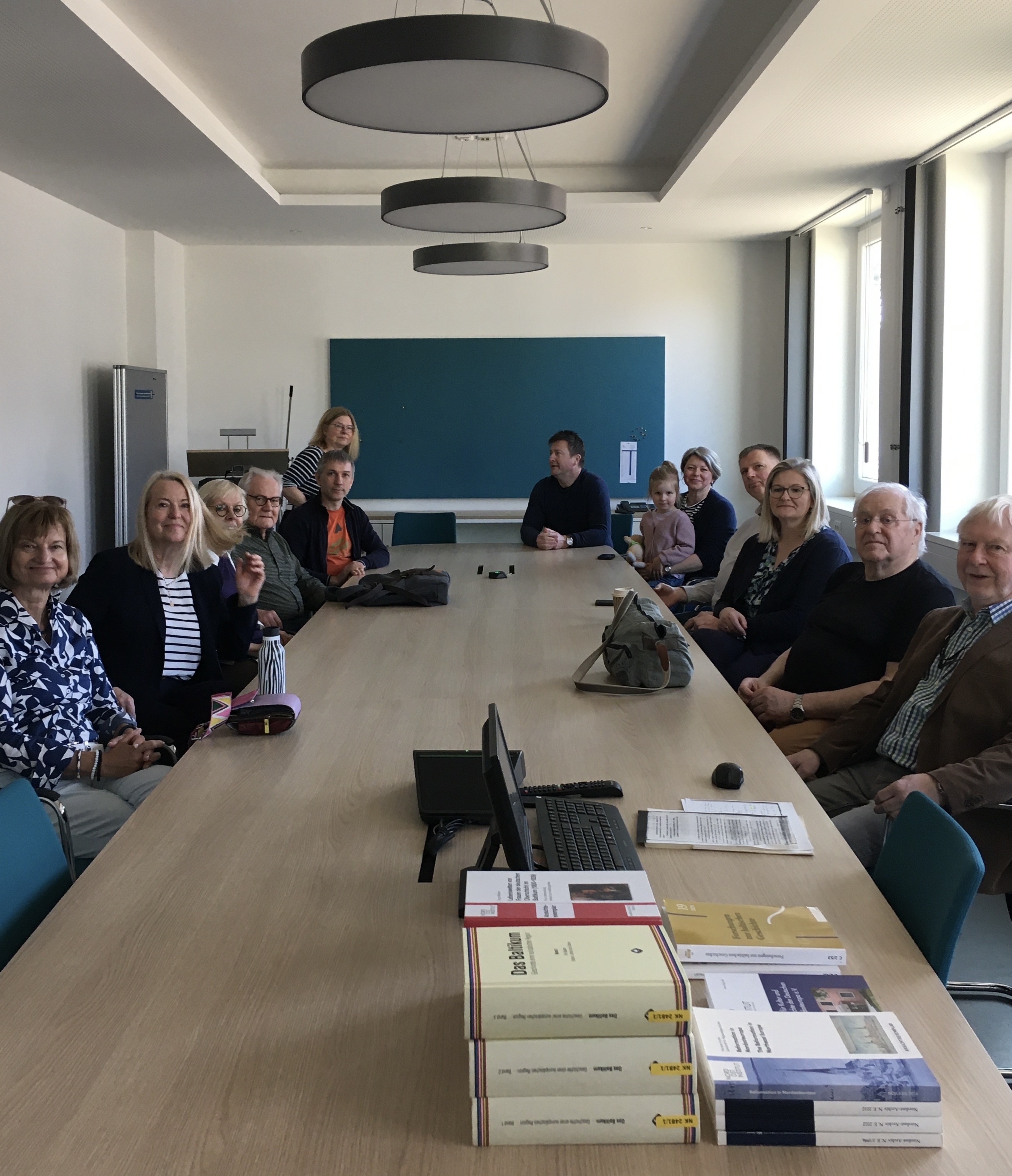 Das Bild zeigt den Konferenzraum des Nordost-Instituts, den dem der Hamburger Lettischen Vereins e.V. sitzt.