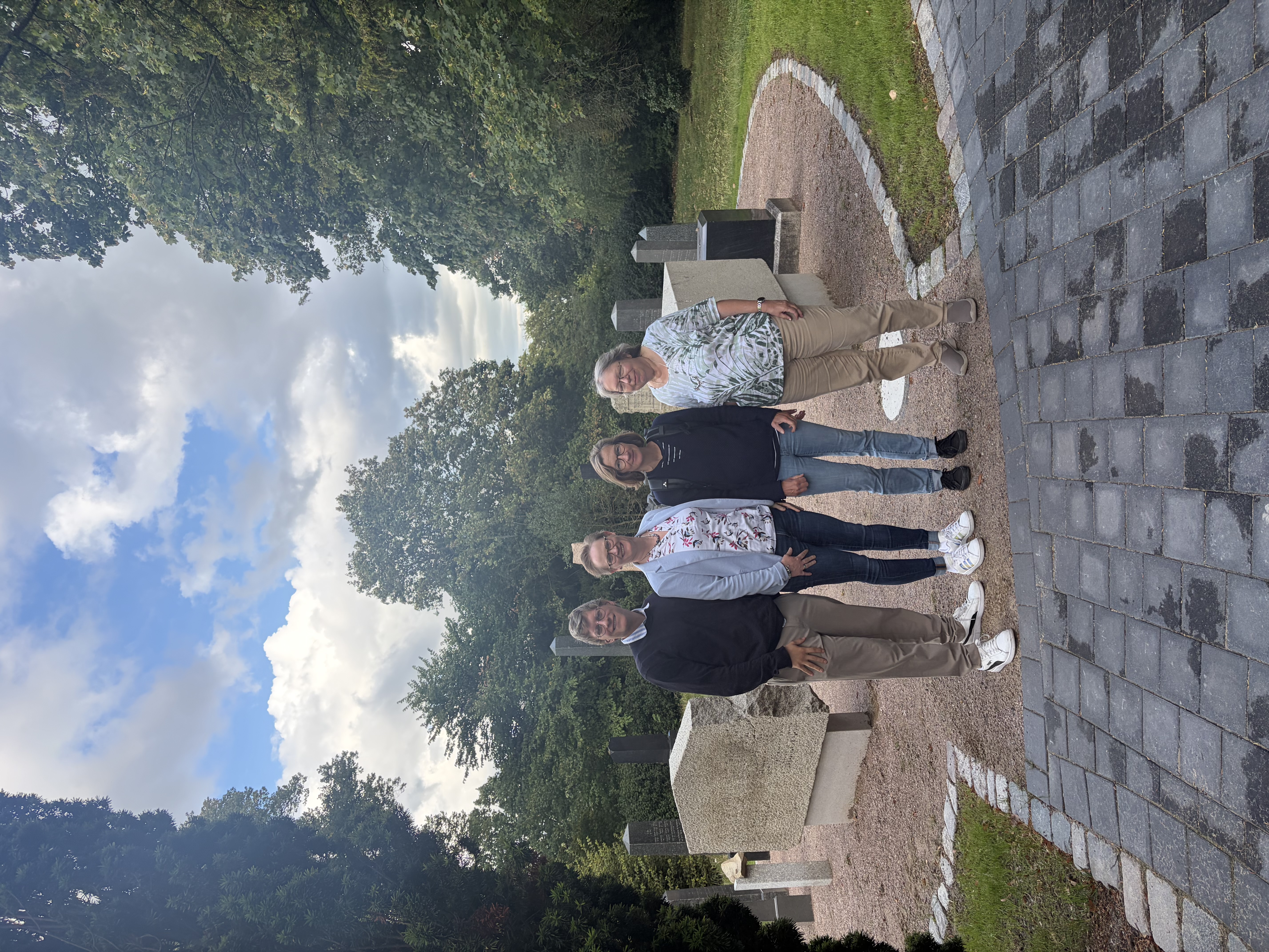 Das Bild zeigt vier Mitarbeitende und Uta Strecker auf dem Jüdischen Friedhof in Lüneburg