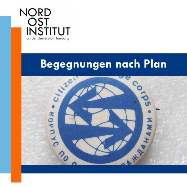 Auf dem Bild ist das Logo des IKGNs zu sehen darunter die Überschrift Begegnungen nach Plan. Unter der Schrift ist ein weiteres Bild. welches einen blau/weißen Anstecker zeigt. Das Bil dist Teil des Beitrages Begegnungen nach Plan.