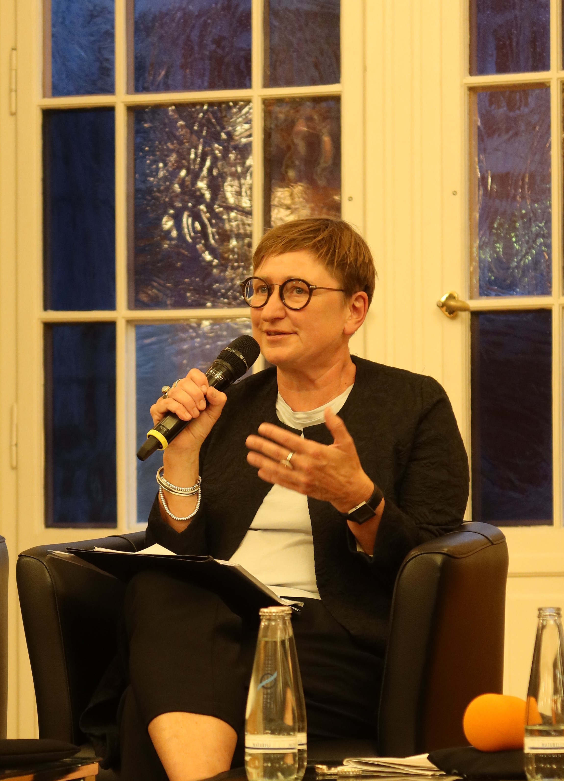 Katrin Steffen bei einer Podiumsdiskussion 2024 im Berliner Roten Rathaus
