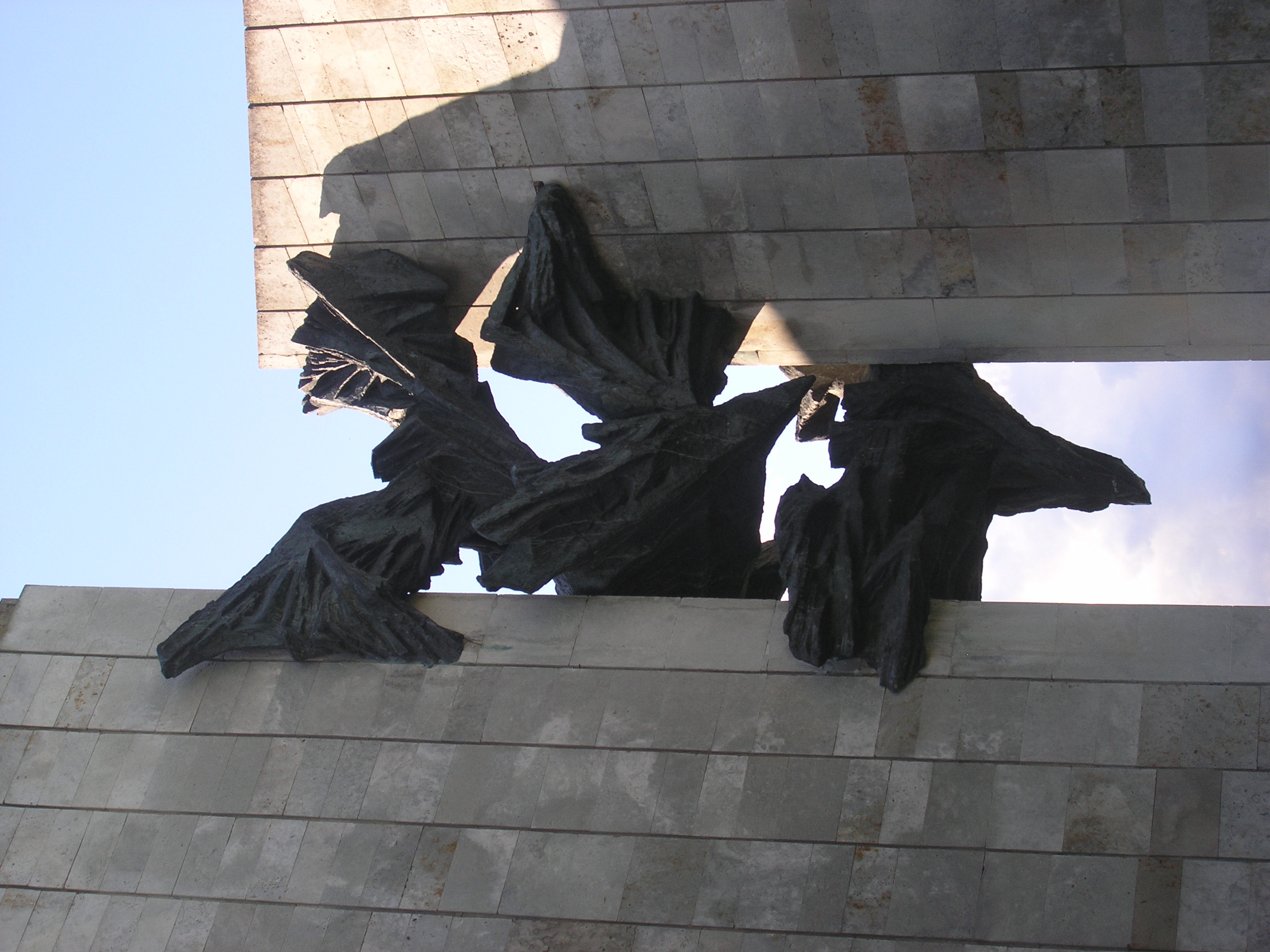 Denkmal in Tallinn, zwei hohe Pylonen aus Stein zwischen denen große Vögel aus Bronze eingespannt sind 