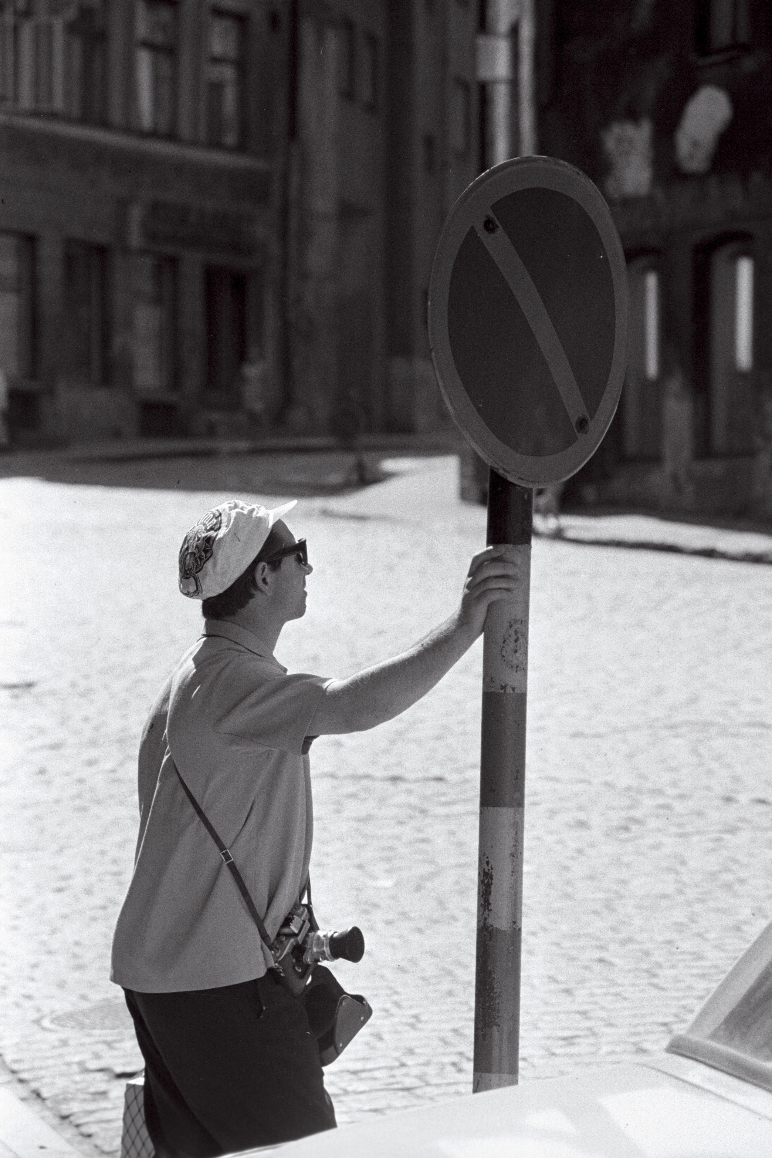 Mann lehnte an Straßenschild
